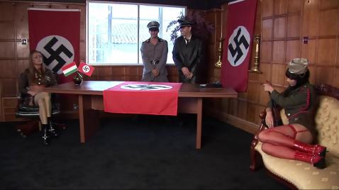 Ласкает пальцами вагину и трахает