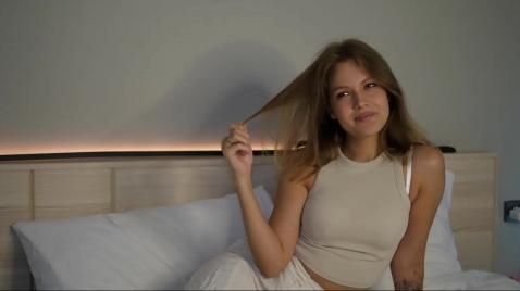 Симпотичная девушка делает минет своему любимому другу